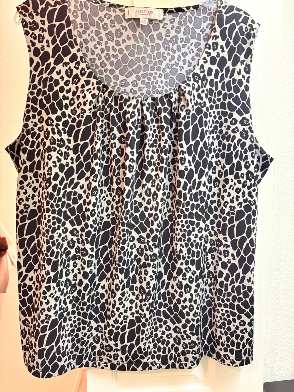 Jones Studio Black and White Animal Print Sleeveless Camisole